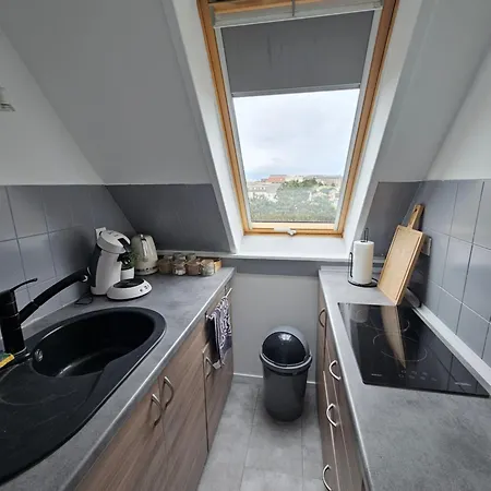 Jolie A Proximite De La *